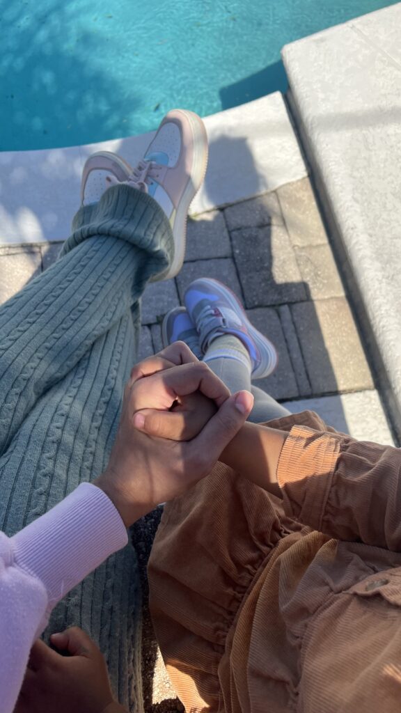 mamá y su hija tomadas de la mano junto a la piscina, maternidad real y emprendimiento